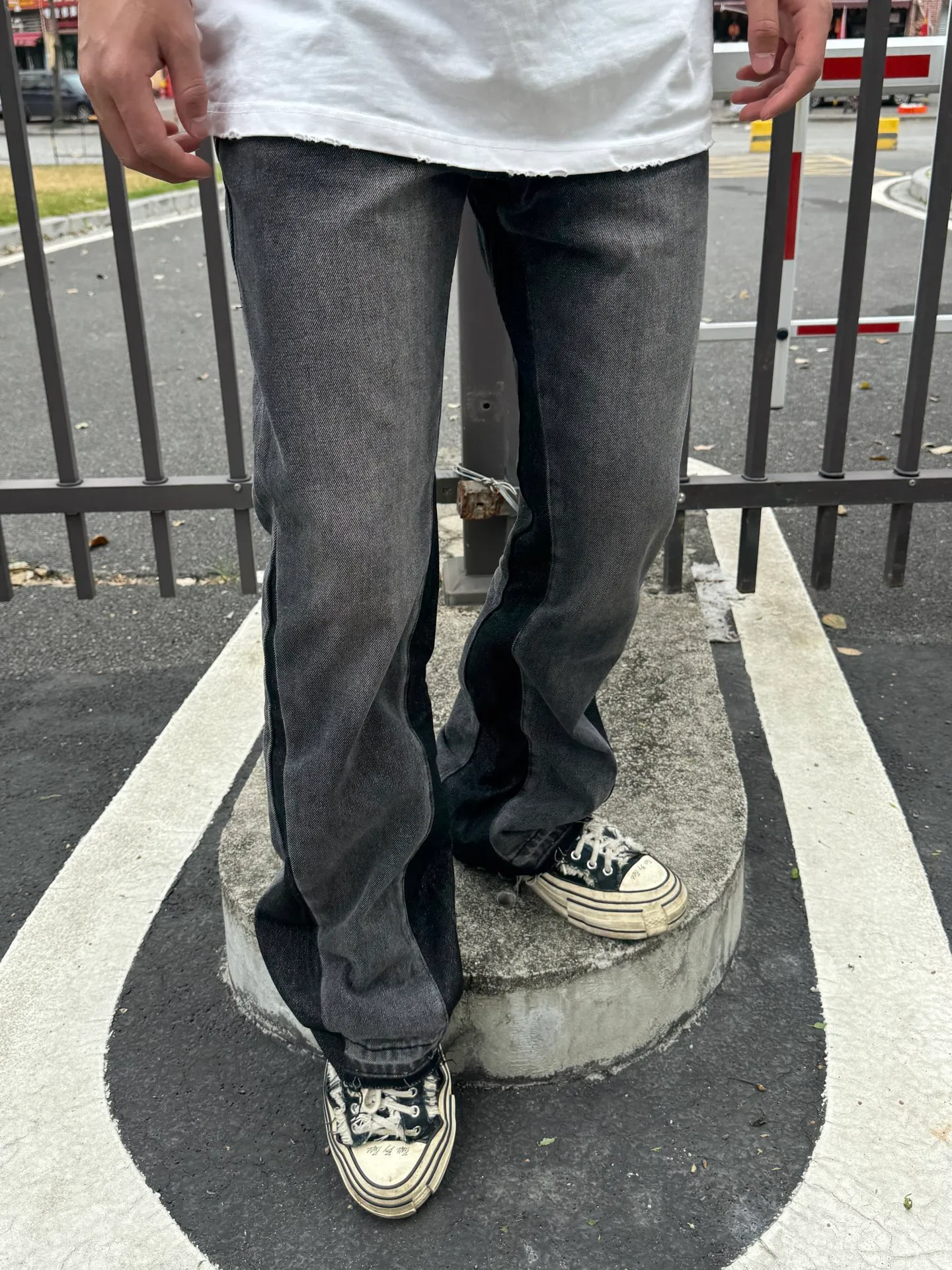 -Size upper body P246#G990 GALLERY DEPT denim bell-bottoms washed distressed spliced ​​denim jeans. During the process, the owner of the denim washing plant helped introduce a boss who once worked for Levi's foundry and started his own business. This also paved the way for the following styles. Therefore, Levi's remodeled single product for the base plate is really familiar. Whether it is the fabrics supplied or the lathes used in production, there is nothing to choose from. -Color: Black -Size: S-XXL (corresponding to 28-36)